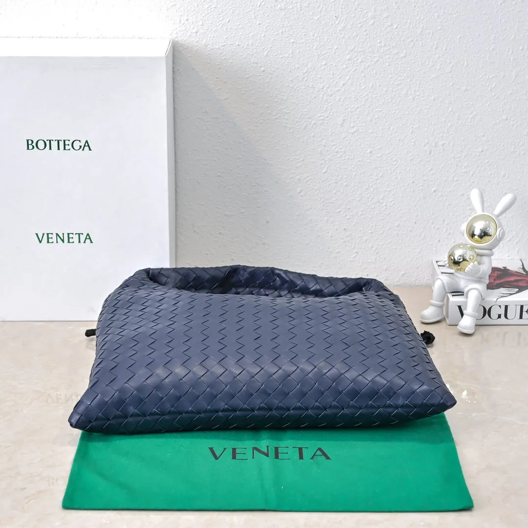 Batch 1960 #Bv new medium-sized HOP bag, the bag body and handles are made of a whole piece of woven leather. The bag body is soft and lazy. Hop symbolizes the praise of innovation and eternal craftsmanship [love]. The pyramid silhouette combines practicality and fashion. It is modern and casual, and the bag mouth is double-sided closed design, more convenient and safe! The cowhide texture also makes the bag more wear-resistant and durable. A must-have for fashionable ladies who like minimalism yet comfortable and casual! Size: 46x21x10cm Model: 6262